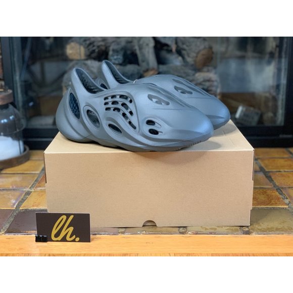 Mens 10 Adidas Yeezy Foam RNR “Carbon” Athletic Shoes IG5349 - Picture 3 of 8